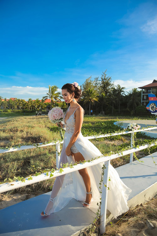 Cô dâu Hà Anh gợi cảm bước vào địa điểm tổ chức đám cưới.
